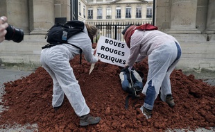 Des militants déposent des boues rouges devant le ministère de la Transition écologique et solidaire