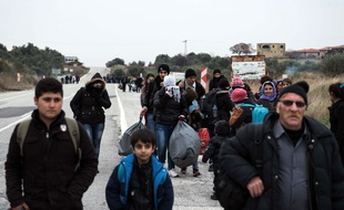 Des migrants syriens se rendent attendant de passer en Grèce, près de la ville d'Ayvacik, en Turquie, le 29 janvier 2016.