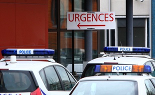 Illustration de voitures de police devant les services d'urgences.