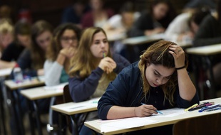 Des étudiants en train de plancher sur une épreuve du bac.
