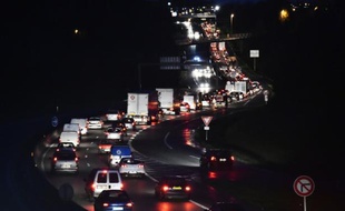 Le trafic ralenti le 12 janvier 2016 sur le périphérique nantais par une opération escargot des opposants à un projet d'aéroport international à Notre-Dame des Landes