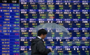 Un tableau du cours des actions à Tokyo, le 6 janvier 2015