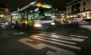 Le paiement sans contact (NFC), permettant de sauter dans le bus ou le métro en réglant son billet avec un smartphone, peine à décoller en France, mais ses promoteurs placent leurs espoirs dans la multiplication des appareils compatibles et des villes équipées.