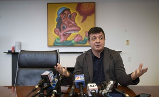 L'artiste David Datuna s'explique en conférence de presse après avoir mangé une banane à 12.000 euros dans un musée, le 9 décembre 2019.