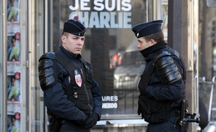 La police déployée à côté du slogan «Je suis Charlie» après les attentats de Paris survenus en janvier 2015.