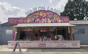 Les forains de la confiserie Lang ont ouvert leur boutique devant leur maison, le long d'une route des Sorinières