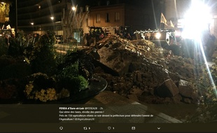 Une centaine d'agriculteurs d'Eur-et-Loire ont deversé des pierres devant la préfecture le 3 décembre 2018, pour protester contre la hausse des taxes.