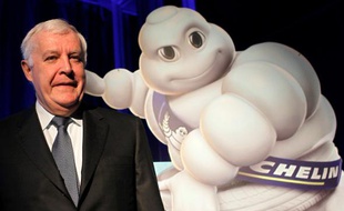 Le président de Michelin, Michel Rollier, ici aux côtés de la mascotte de la marque, le Bibendum, en 2009, est le patron le mieux payé du Cac 40 en 2010 selon le classement annuel des Echos.