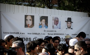 Le 25 mars 2012, devant le lycée juif d'Ozar Hatorah, à Toulouse, lors d'un hommage aux victimes de Mohamed Merah.