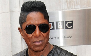 Jermaine Jackson devant les locaux de la BBC