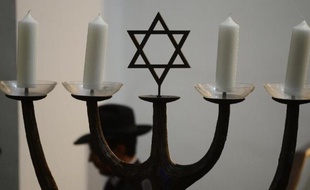 Un incendie d'origine criminelle a visé une synagogue à Bruxelles dans la nuit de lundi à mardi, intoxiquant légèrement trois personnes, mais la justice belge estime peu probable qu'il s'agisse d'un "attentat terroriste".