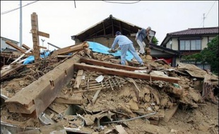 Plus d'un millier de policiers et pompiers ont poursuivi leurs fouilles dans les ruines de centaines de bâtiments détruits par la principale secousse de lundi qui a atteint une magnitude de 6,8 sur l'échelle de Richter.