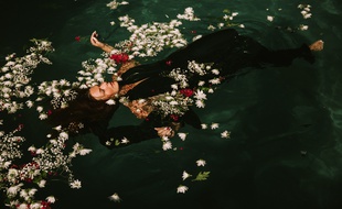 Illustration d'une femme flottant dans l'eau