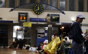 Des voyageurs bloqués à la gare SNCF de Lisieux après des orages dans la soirée du 7 août 2018.