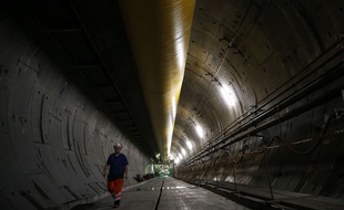 Un ingénieur marche à l'intérieur du tunnel de la ligne à grande vitesse Lyon-Turin