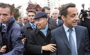Serge Dassault, entouré de Manuel Valls et Nicolas Sarkozy, en 2005, à Corbeil Essonne.