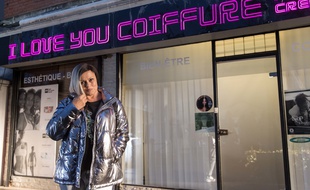 Dans I Love You Coiffure, Muriel Robin incarne entre autres une coiffeuse.