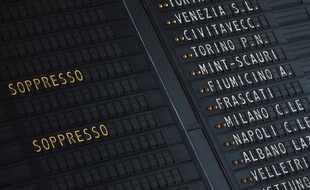 Un tableau d'affichage annonce les trains annulés à la gare Termini de Rome, du fait d'une grève, le 27 janvier 2012.