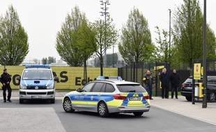 Des policiers devant le centre d'entraînement du Borussia Dortmund, le 12 avril 2017.