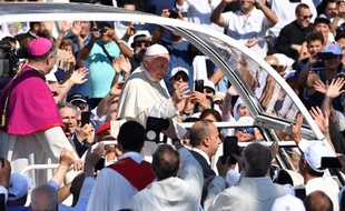 Le pape François parmi les croyants à son arrivée à Palerme, en Sicile, le 15 septembre 2018.