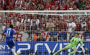 Didier Drogba face à Manuel Neuer lors de la séance de tirs au but entre Chelsea et le Bayern Munich, en finale de la Ligue des champions, à Munich, le 19 mai 2012.