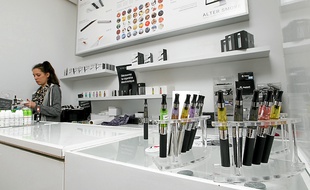 Les boutiques de cigarettes électroniques, comme ici Alter Smoke, se multiplient à Paris.