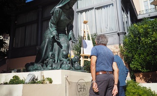 La sculpture est installée sur le parvis privé d’un hôtel de Menton