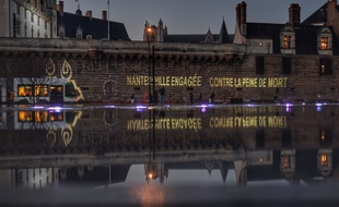 La ville de Nantes projette son engagement sur les murs du château des ducs de Bretagne, le 30 novembre 2016.