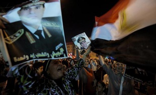 Les Egyptiens ont manifesté massivement vendredi au Caire et à travers tout le pays à l'appel des partisans et adversaires du président islamiste destitué Mohamed Morsi, des rassemblements rivaux qui ont fait sept morts lors de heurts à Alexandrie (nord), selon un dernier bilan dans la nuit.