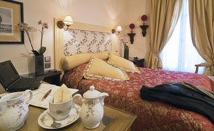 Une chambre de l'hôtel Gavarni, écolabellisé, à Paris.