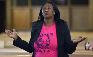En 1976, lors des émeutes de Soweto, Judith Jubela, alors lycéenne, s'était abritée dans l'église Regina Mundi pour échapper à la police de l'apartheid. Ce fut pour elle une "évidence" d'y revenir dimanche, prier pour l'âme du héros de la lutte, Nelson Mandela.