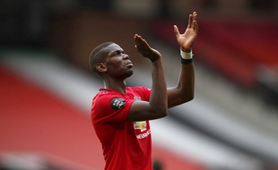 Paul Pogba applaudit Anthony Martial après un but lors de Manchester United-Bournemouth, le 4 juillet 2020.