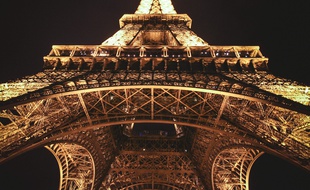 La tour Eiffel vue d'en bas, illuminée