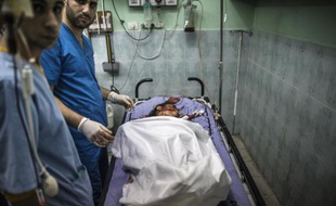 Des médecins palestiniens couvre le corps d'une Palestinienne de 9 ans à l'hôpital de Beit Lahia le 22 juillet 2014