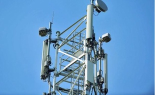 Le mât de l'antenne mesure 25 m de haut.