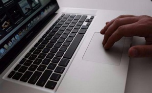 Près d'une personne sur deux avait prévu de tapoter sur son ordinateur pour envoyer courriels, twitt ou contribution à un blog pendant la "minute de silence" observée le 11 novembre, relève une enquête auprès de 3.000 Britanniques publiée jeudi.