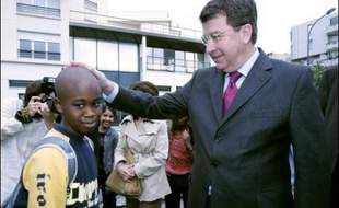 Le ministre de l'Education, Xavier Darcos, a annoncé mardi soir sur France 3 la mise en place après l'Ecole de dispositifs d'études dirigées, d'activités éducatives et sportives, afin d'éviter que les élèves dont les parents travaillent "tombent dans la logique de la rue".