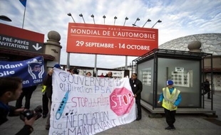 Plusieurs centaines de salariés de différentes entreprises, dont PSA, rassemblés mardi matin devant le Mondial de l'automobile à Paris, ont tenté en vain de pénétrer dans le salon, les forces de l'ordre les en ayant empêchés, a constaté une journaliste de l'AFP.