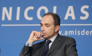Jean-François Copé a trouvé "extrêmement combatif" Nicolas Sarkozy qu'il a eu au téléphone après sa mise en examen pour abus de faiblesse, a indiqué samedi le président de l'UMP devant les délégués de son parti.