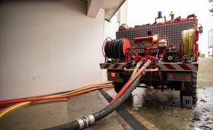 Des sapeurs-pompiers, lors d'une opération de pompage (illustration)