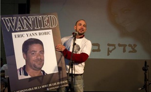 Le petit ami de la victime Roy Peled montre une photo d'Éric Robic, le conducteur du véhicule qui avait fauché la jeune israélienne Lee Zeitouni, le 8 décembre 2011 à Tel Aviv