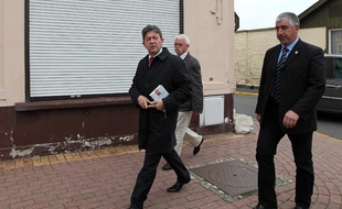 Jean-Luc Mélenchon, candidat du Front de gauche pour les élections législatives dans la 11ème circonscription du Pas-de-Calais, votait à Hénin-Beaumont le 10 juin 2012.