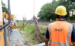 Des techniciens de la SNCF en opération, le 17 juillet 2015 à Chalais, en Charente