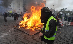 "Gilets jaunes": Macron condamne les violences et les silences "complices"