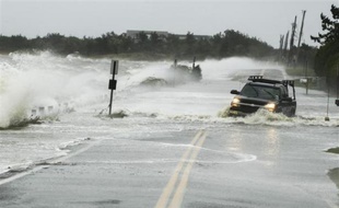 Un véhicule pris dans une inondation, à Southampton, dans l'Etat de New York, le 29 octobre 2012, à l'appoche de l'ouragan Sandy.