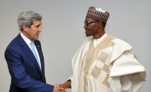 Le secrétaire d'Etat américain, John Kerry (G) et le nouveau président nigérian, Muhammadu Buhari à Abuja le 29 mai 2015