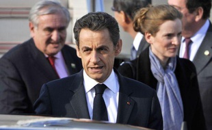 Nicolas Sarkozy, entouré de Jean-Pierre Raffarin et Nathalie Kosciusko-Morizet, à l'aéroport Haneda de Tokyo, le 31 mars 2011.
