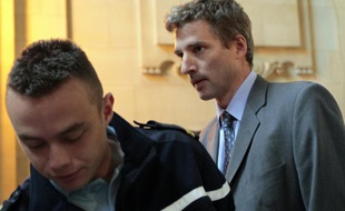 L'ancien supérieur hiérarchique de Jérôme Kerviel, Eric Cordelle arrive au palais de justice de Paris le 21 juin 2010