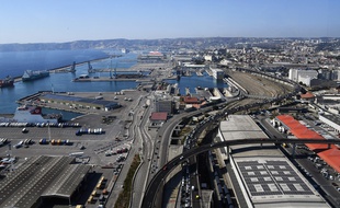 Le port de Marseille qui s'étend vers les quartiers Nord.
