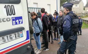 Des étudiants arrêtés à proximité du lycée Saint-Exupéry à Mantes-la-Jolie, le 6 décembre 2018.
